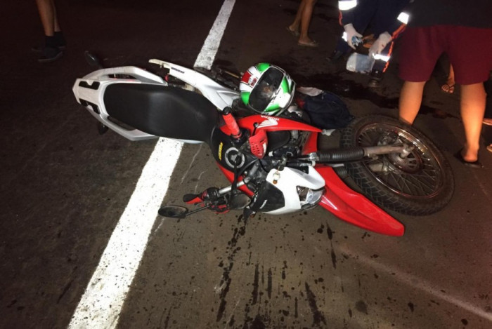 Motorista em contramão atropela casal em moto e foge sem prestar