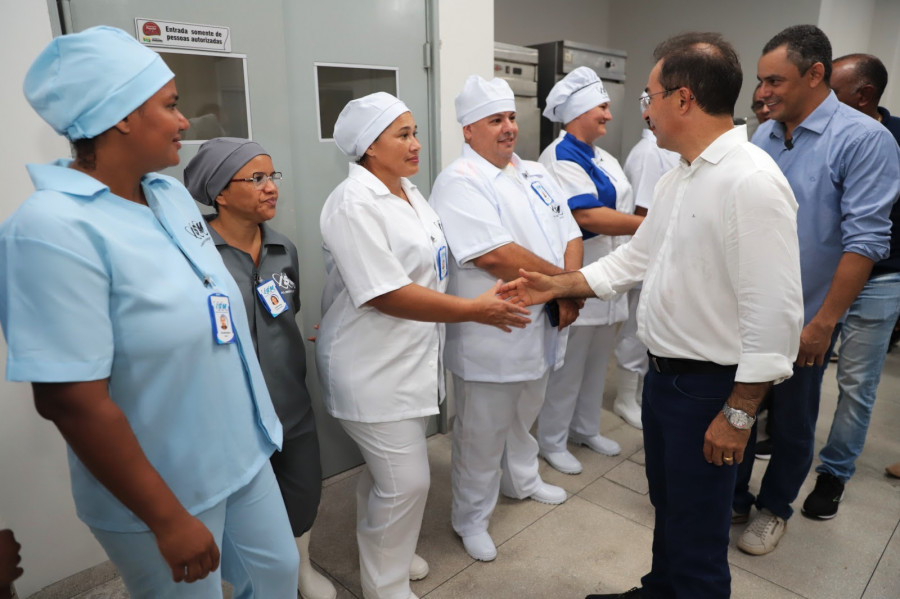 Equipe é formada por administrador, engenheiro (a) de alimentos, nutricionista, assistente administrativo, almoxarife, cozinheiro, auxiliar de cozinha e serviços gerais.