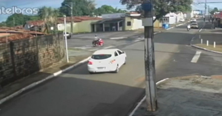 A motorista atingiu o motociclista que estava parado. 