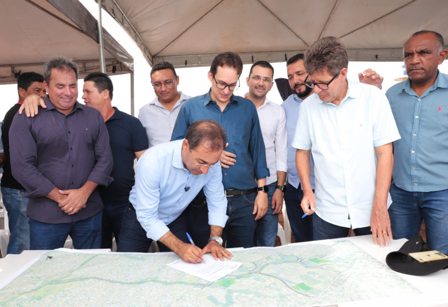 O prefeito assinou a ordem de serviço da 2ª etapa da Av. Siqueira Campos, que terá ao todo 14 km de extensão. 