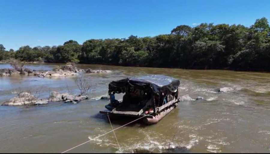 Balsa utilizada na extração de minério.