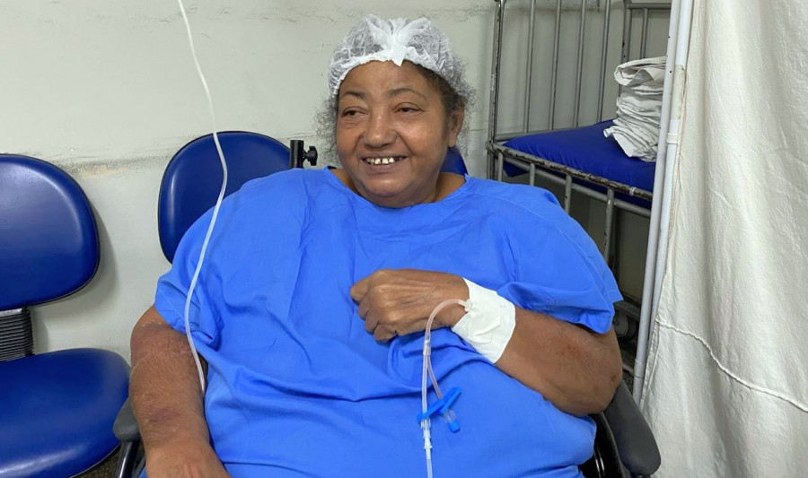 Antônia da Silva feliz à espera da cirurgia.