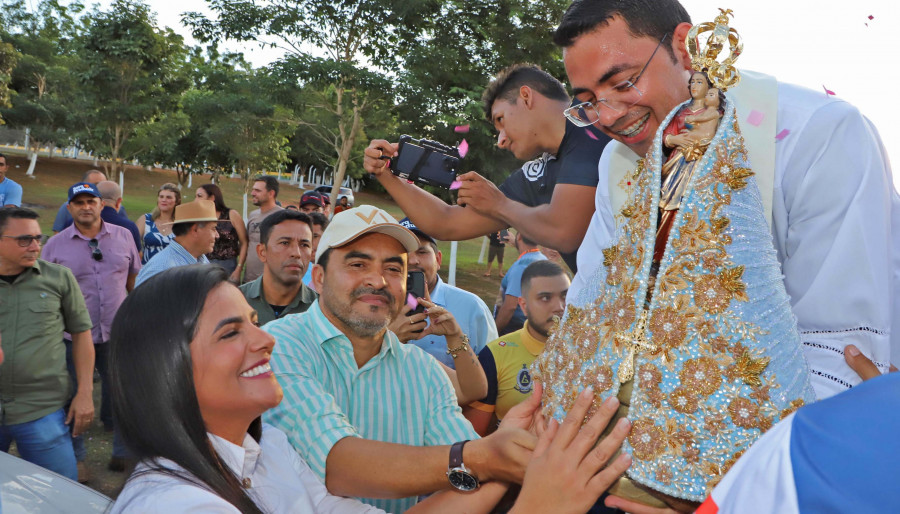 overnador Wanderlei Barbosa recebeu a imagem de Nossa Senhora de Nazaré das mãos do padre Josimar Campos