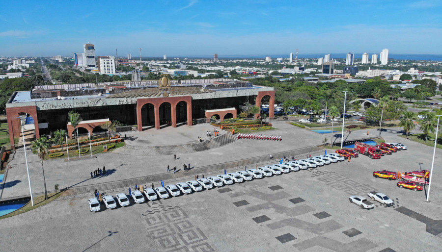 As 25 novas caminhonetes estacionadas em frente ao Palácio Araguaia Governador José Wilson Siqueira Campos, prontas para distribuição. Foto:  Adilvan Nogueira/Gov. TO