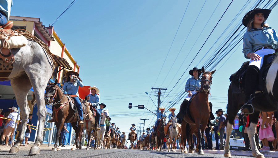 Momento de concentração das comitivas na Avenida Bernardo Sayão, ponto de partida da Cavalgada, que percorreu 4 km até o Parque de Exposições Dair José Lourenço.