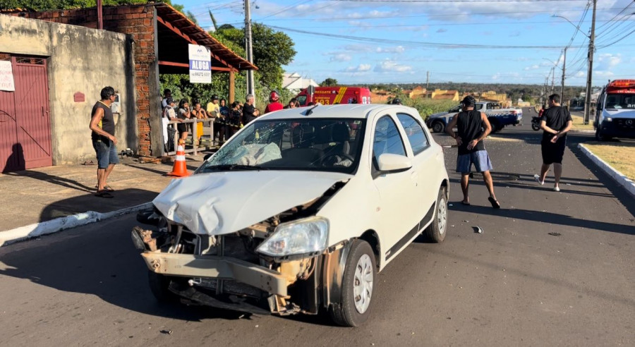 Carro envolvido no acidente ficou com a frente destruída. Foto: Araguaína Notícias