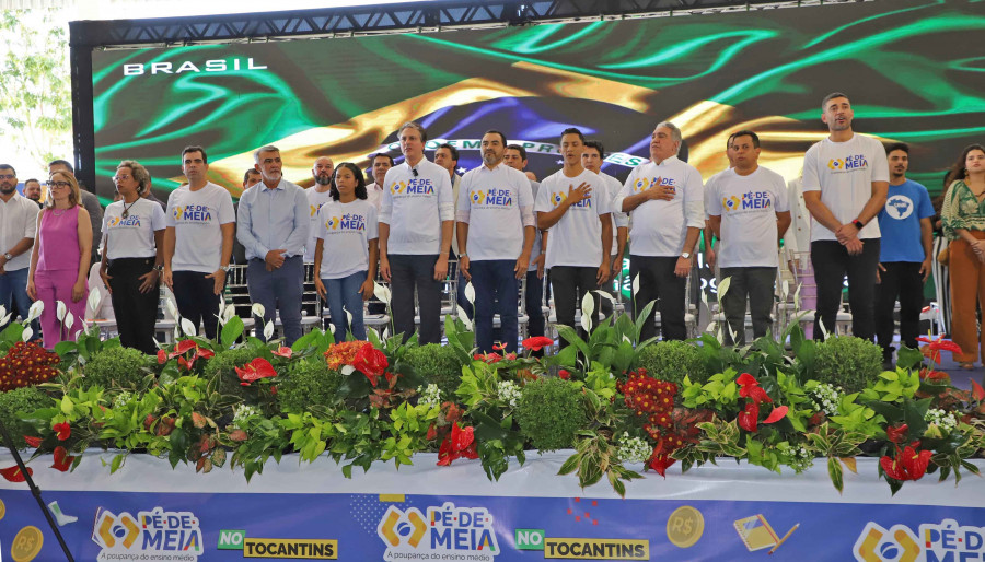  As autoridades presentes, incluindo o governador, o ministro da Educação e outras lideranças, celebram o lançamento do Programa Pé-de-Meia. Foto: Adilvan Nogueira/Gov. TO