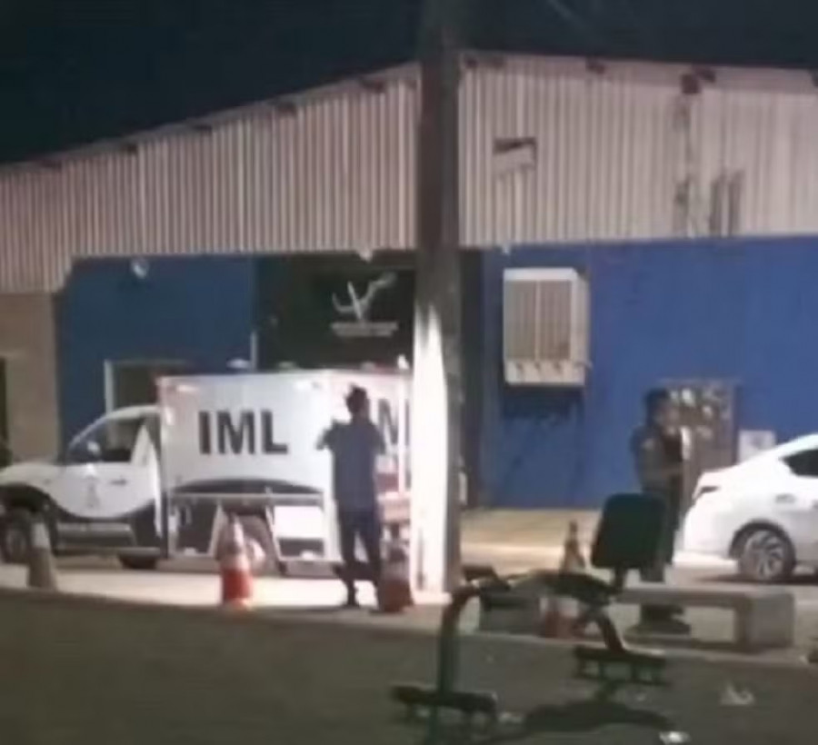 Vítima teve a casa invadida, tentou fugir, mas foi alcançada e agredida na praça do bairro. 