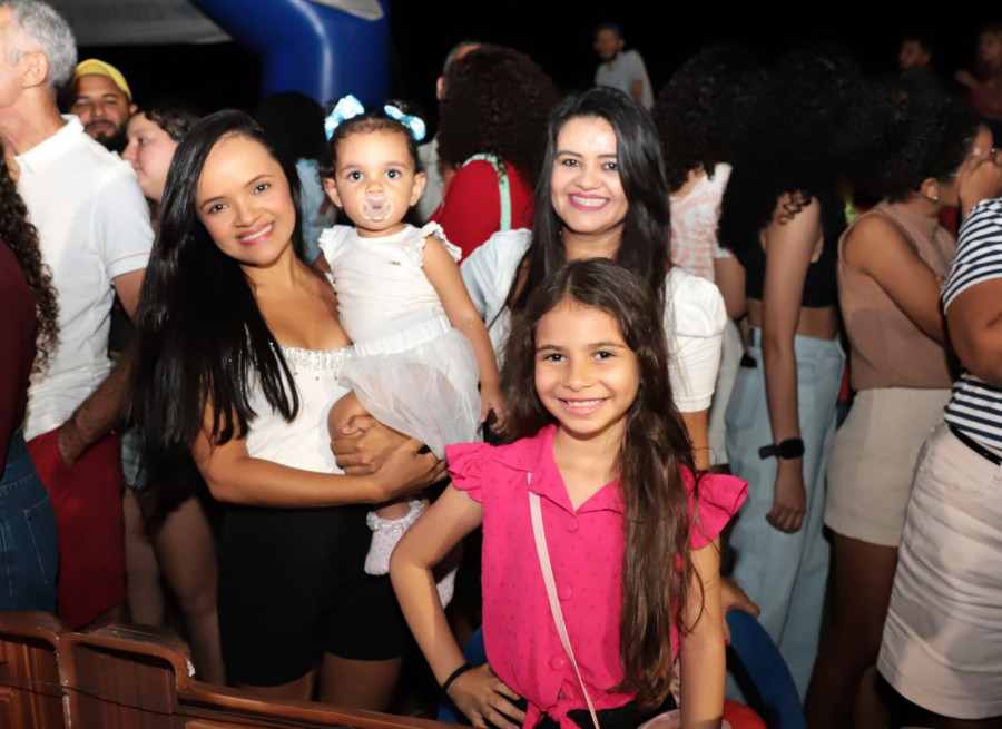 A professora Lívia Gabrielle Gomes e sua família estavam entre o público na Via Lago que prestigiou o Concurso Individual Temáticos das Juninas de Araguaína.
