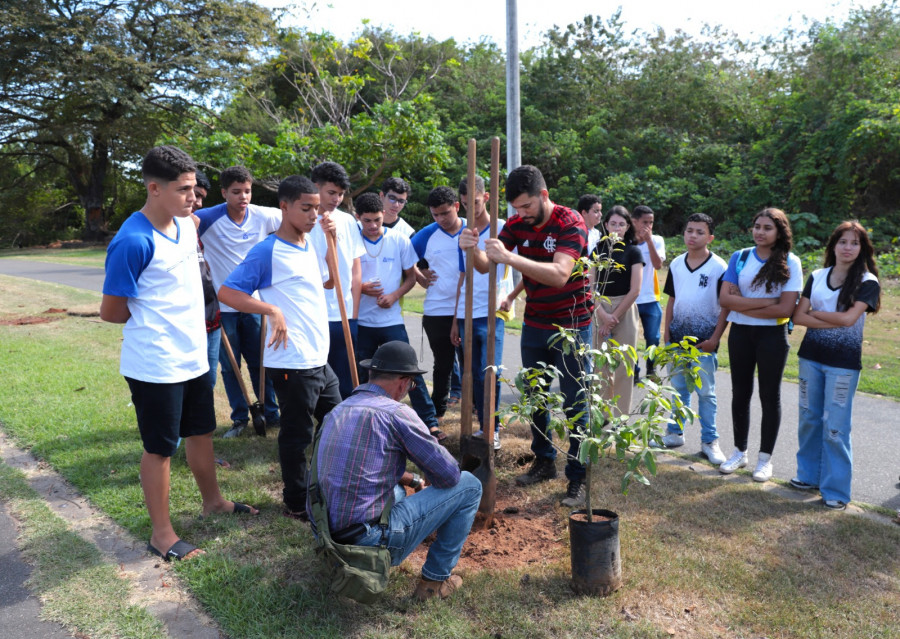 A atividade mobilizou alunos da Escola Estadual Alfredo Nasser