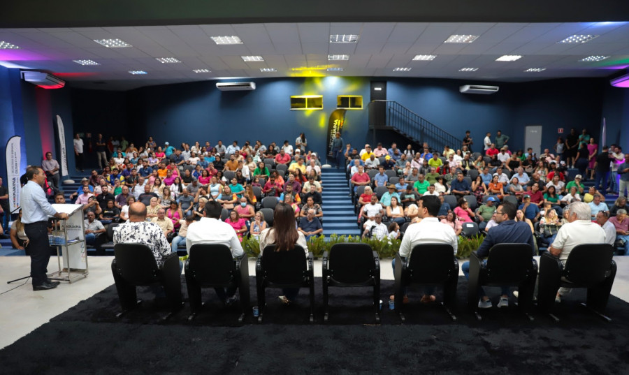 Na área interna do prédio, o teatro teve o palco ampliado e ganhou novas cadeiras que comportam até 282 pessoas.