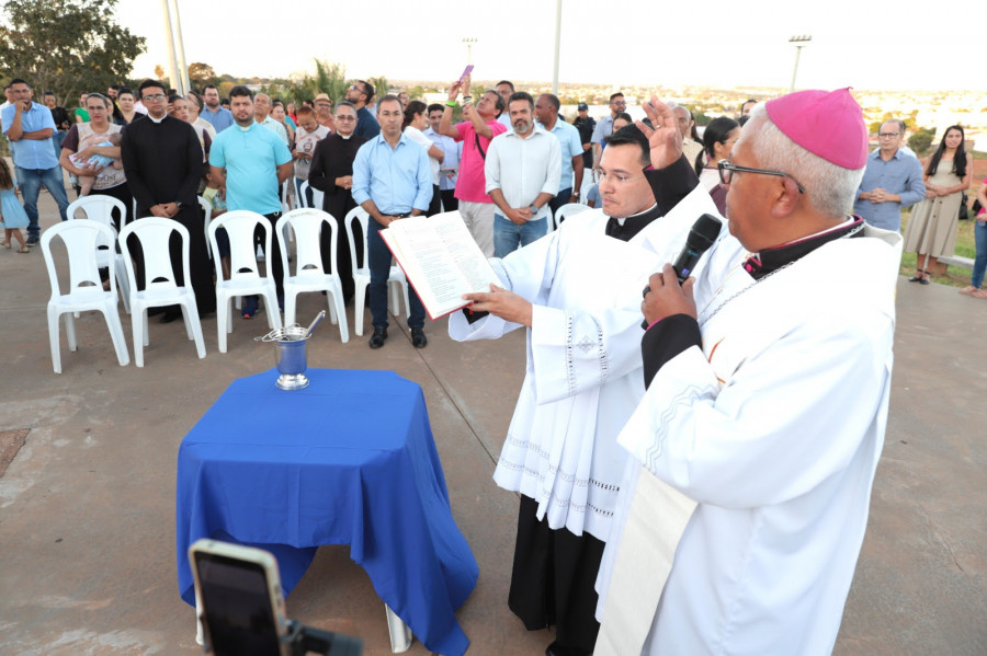 Após a assinatura do contrato, o bispo Dom Giovane realizou o rito de benção do monumento. Foto: Secom Araguaína