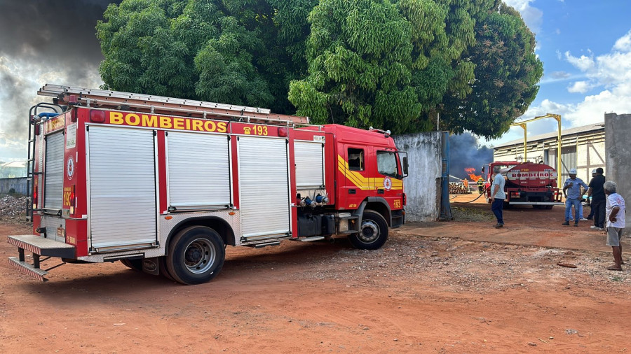 Bombeiros trabalhando no local. Foto: Araguaína Notícias