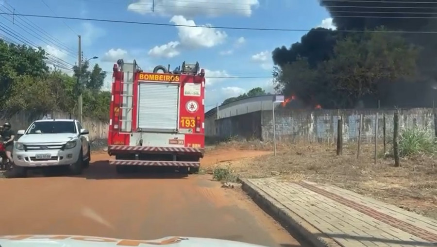 Equipes do Corpo de Bombeiros chegando ao local. Foto: Araguaína Notícias