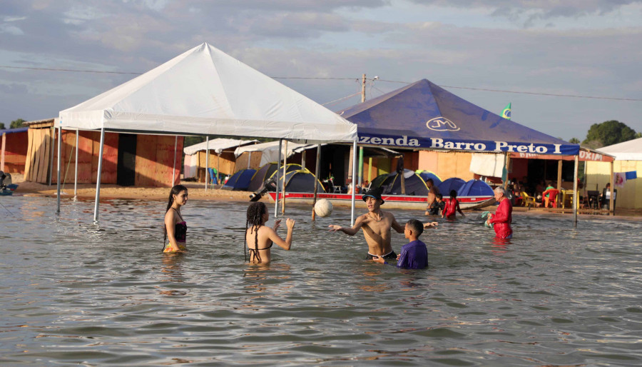  Praia de Tupiratins tem fim de semana movimentado. Foto: Adilvan Nogueira/Gov.TO