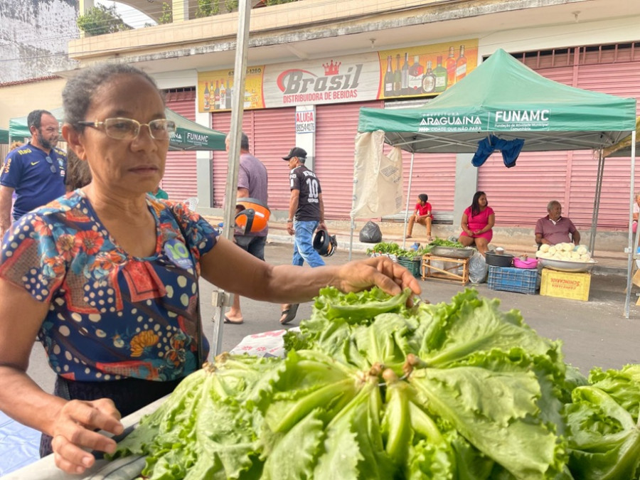 A frequentadora da feira Maria Gomes pede melhorias na estrutura e redução de impostos