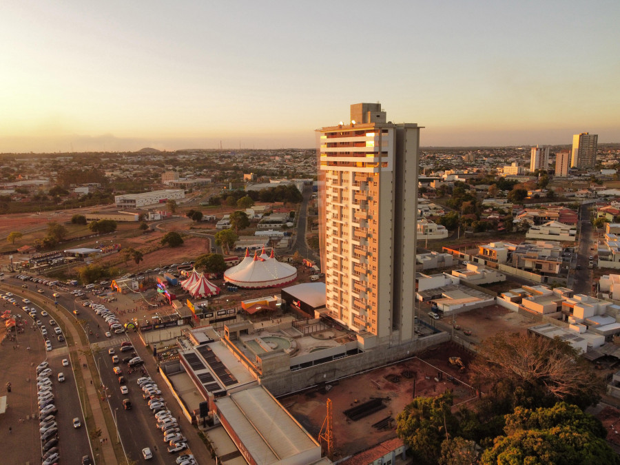 O condomínio residencial vertical Lake 21 recebeu um aporte de R$ 77 milhões, gerando 160 empregos diretos e 320 indiretos. O empreendimento entregará 80 apartamentos de alto padrão e área de lazer completa para os futuros moradores