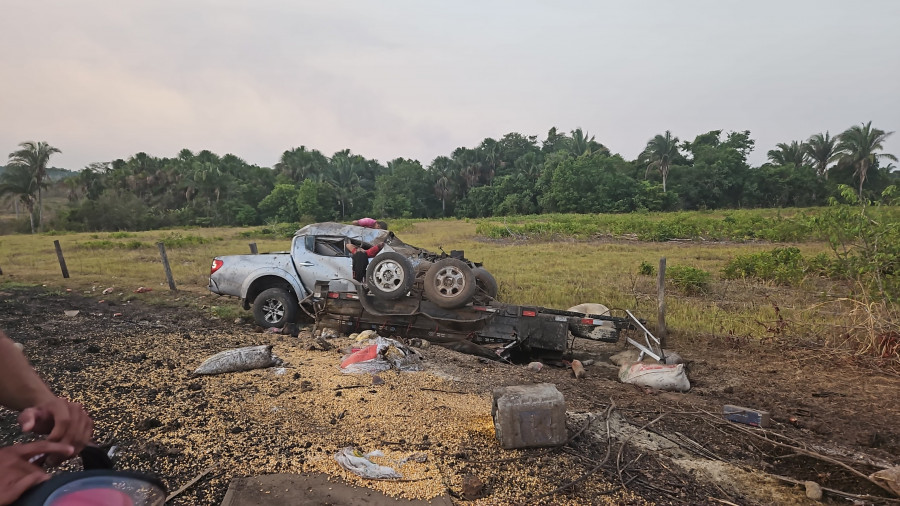 Caminhonete ficou destruída. Foto: Divulgação/Corpo de Bombeiros