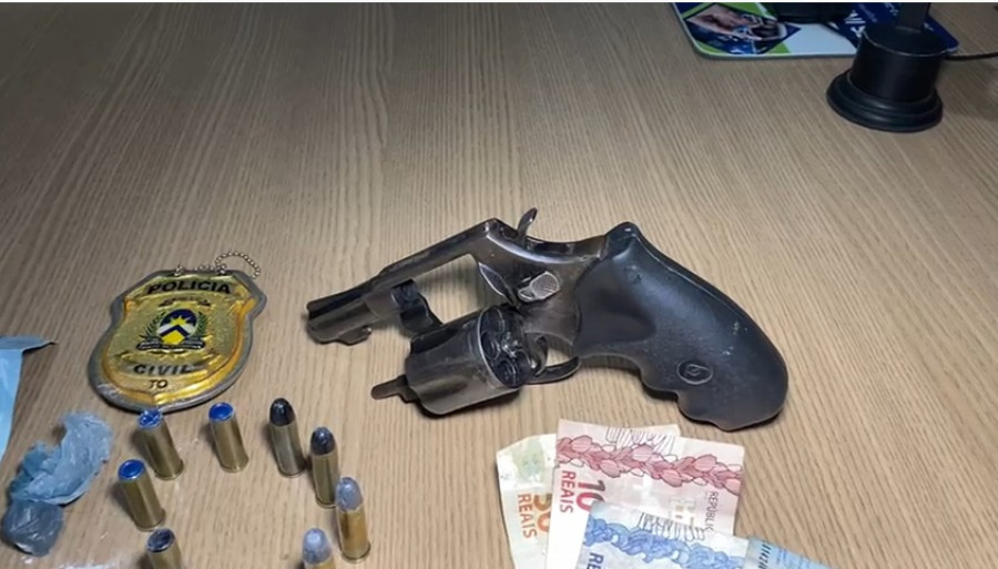 Arma apreendida na ação. 