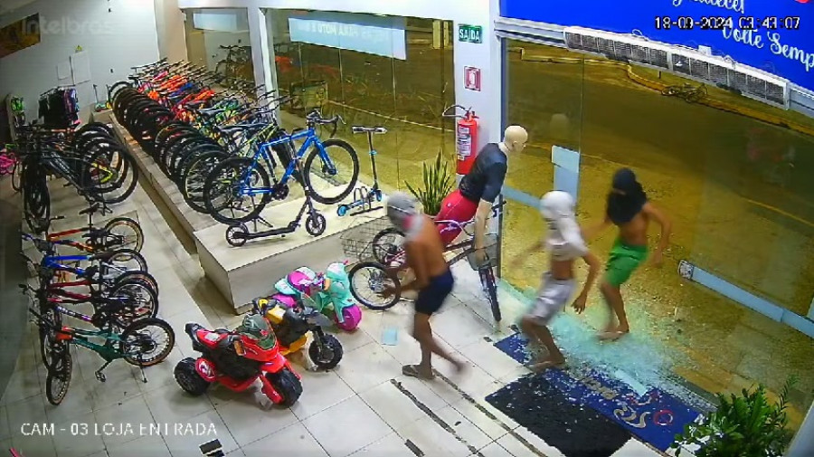 Autores jogaram pedra contra a vidraça da loja e furtaram três bicicletas. Foto: Reprodução