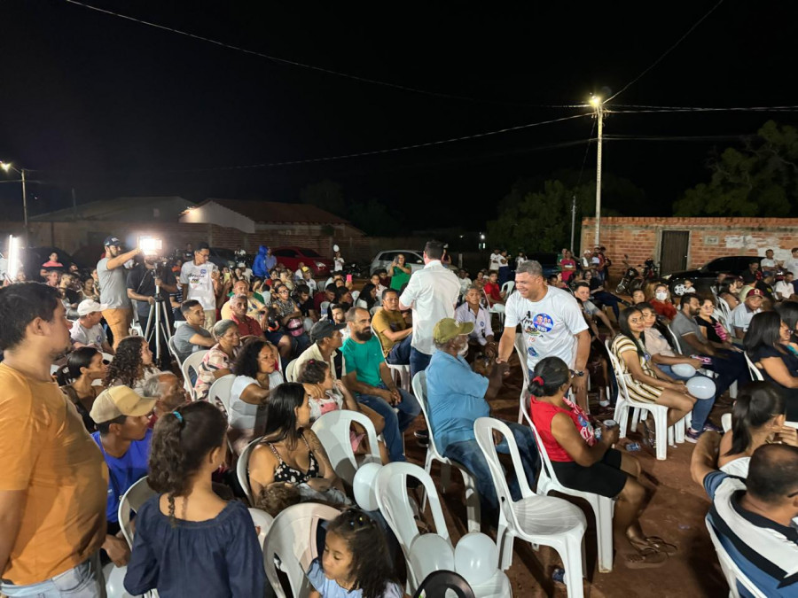 Edimar Leandro e Alexandre Guimarães no meio da população 
