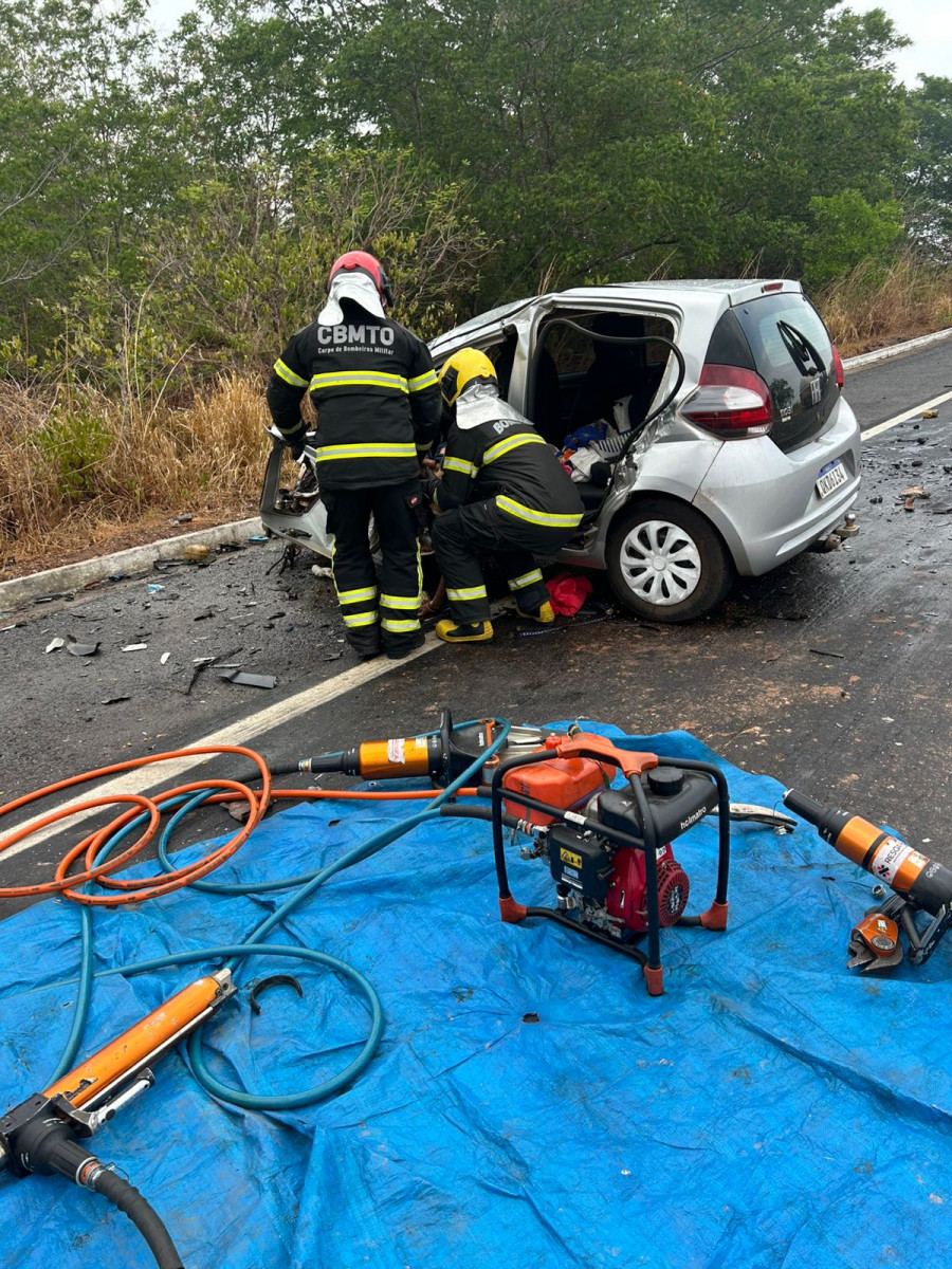 Bombeiros trabalhando no resgate do corpo da vítima do Fiat Mobi. 