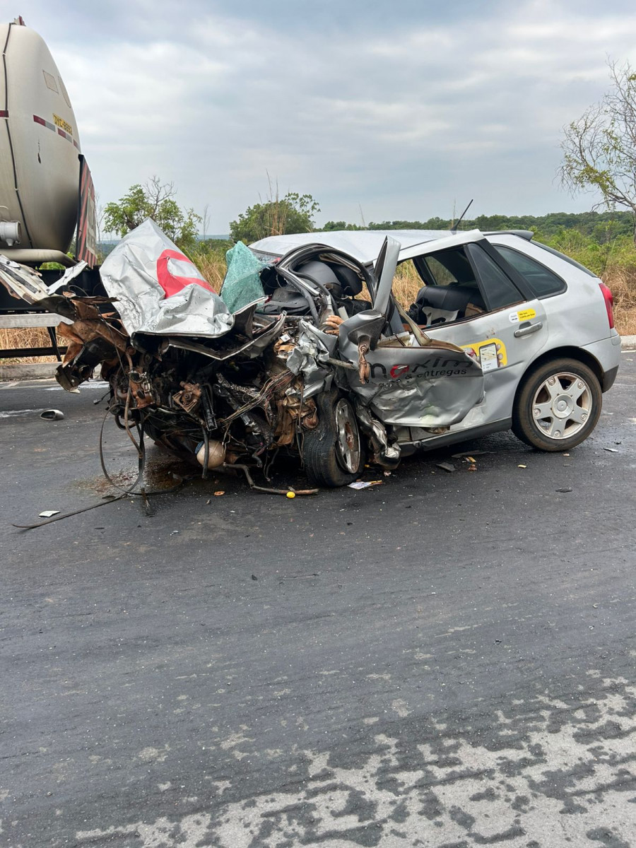 Cinco pessoas estavam no veículo VW Gol e quatro delas morreram no local. Foto: Divulgação Corpo de Bombeiros