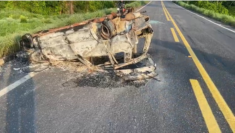 Veículo ficou totalmente destruído pelas chamas. 