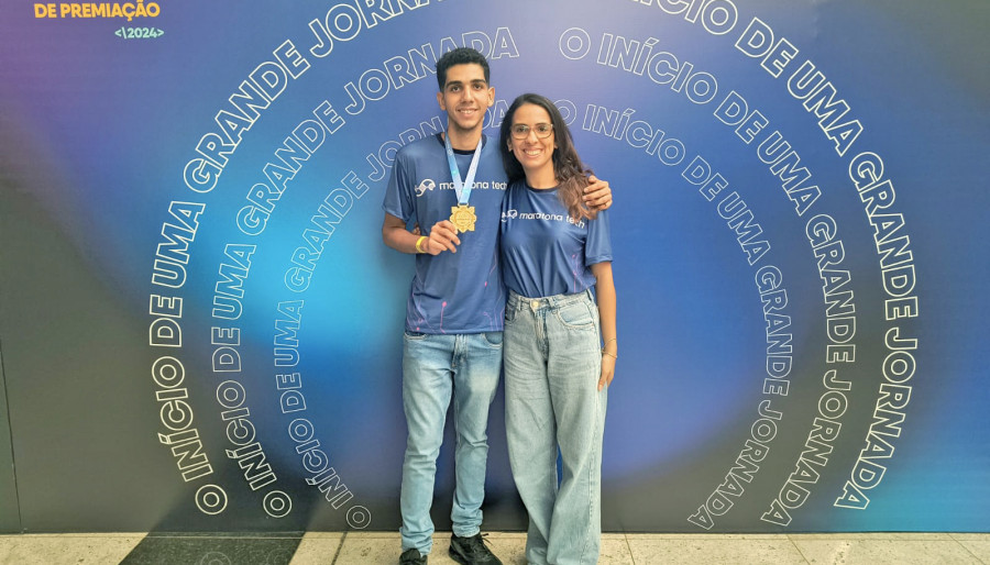 O estudante Iarly e a professora Jakeline comemorando a oportunidade da imersão tecnológica