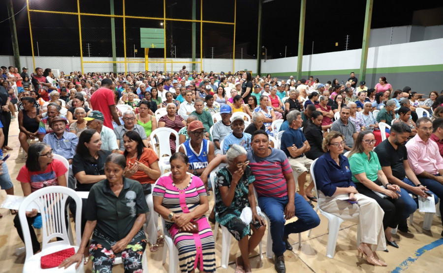 Moradores do Setor Tereza Hilário durante solenidade de entrega dos títulos definitivo dos imóveis. Foto: Marcos Filho/Secom Araguaína