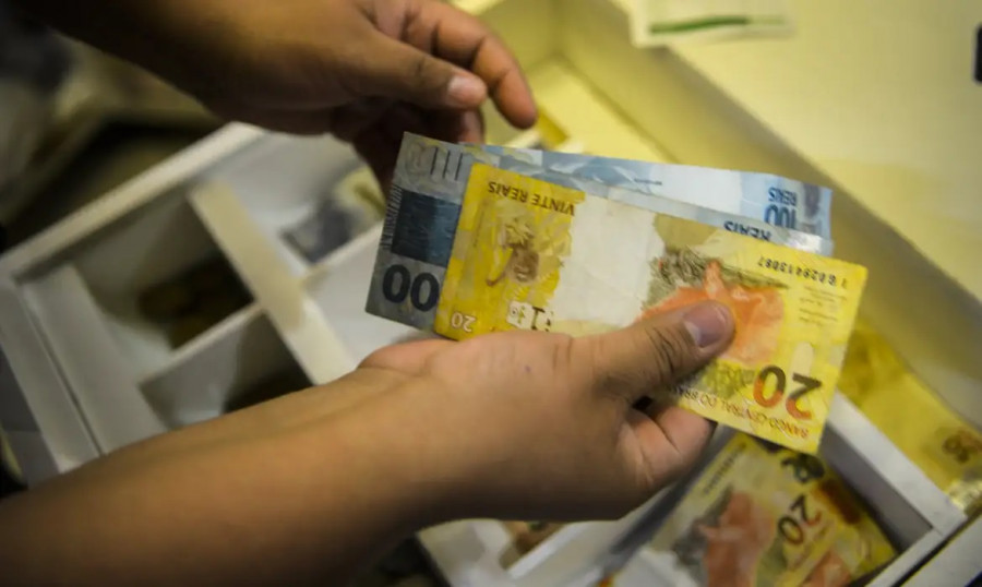 Salário mínimo em 2025 pode subir para R 1.528 ou R 1.518, se regra