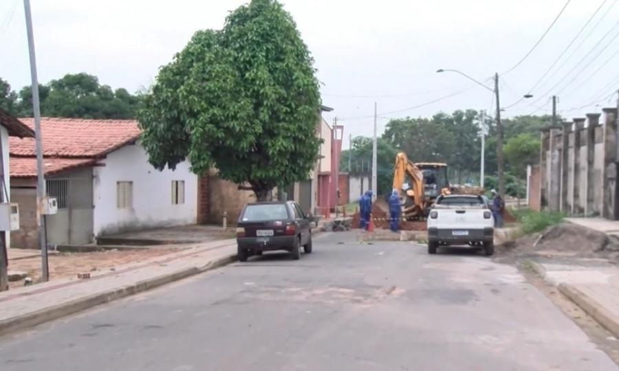 Cratera se abriu em avenida. 