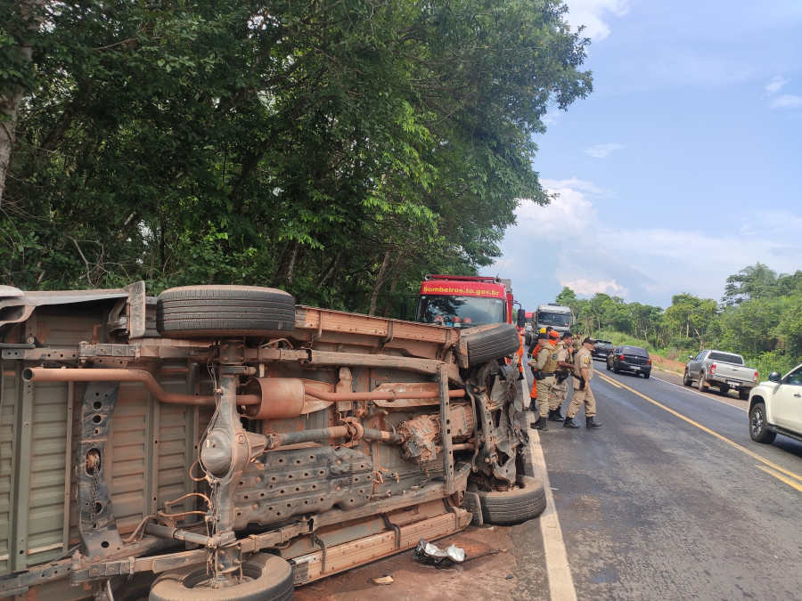 Motorista da caminhonte Hilux preta foi socorrido por terceiros. Foto: Divulgação/Bombeiros