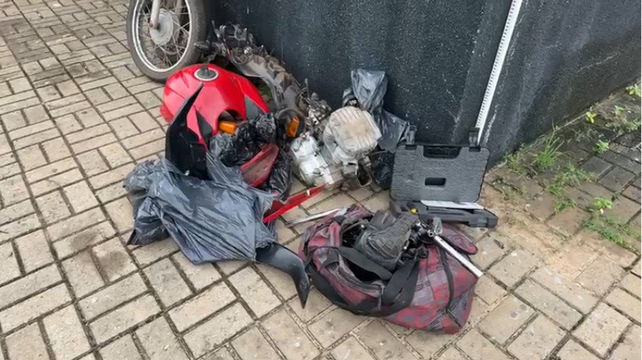 Moto desmanchada apreendida na residência. Foto: Araguaína Notícias