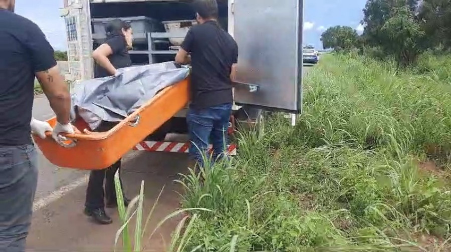 Corpo da vítima sendo recolhido pelo IML. 