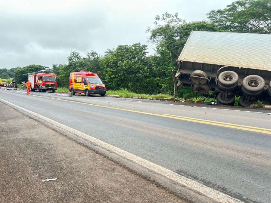Caminhão baú envolvido no acidente 