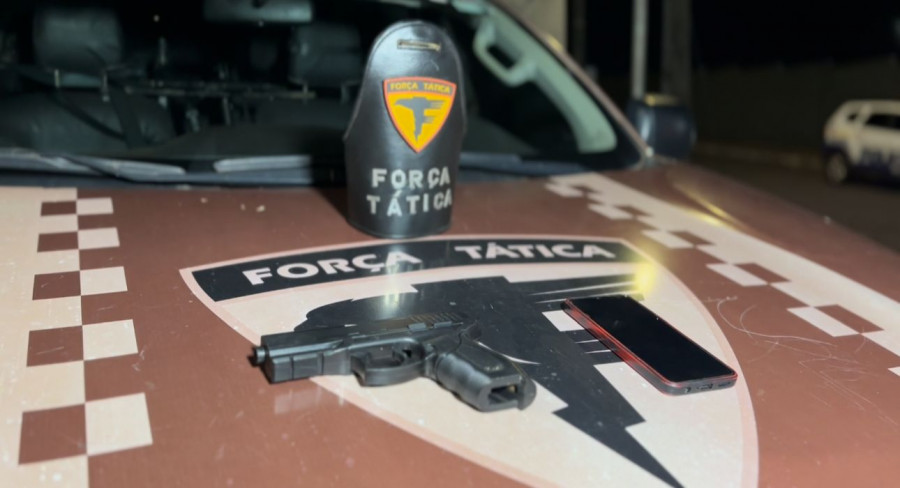 Simulacro de arma de fogo e celular de vítima apreendidos com a dupla. Foto: Araguaína Notícias