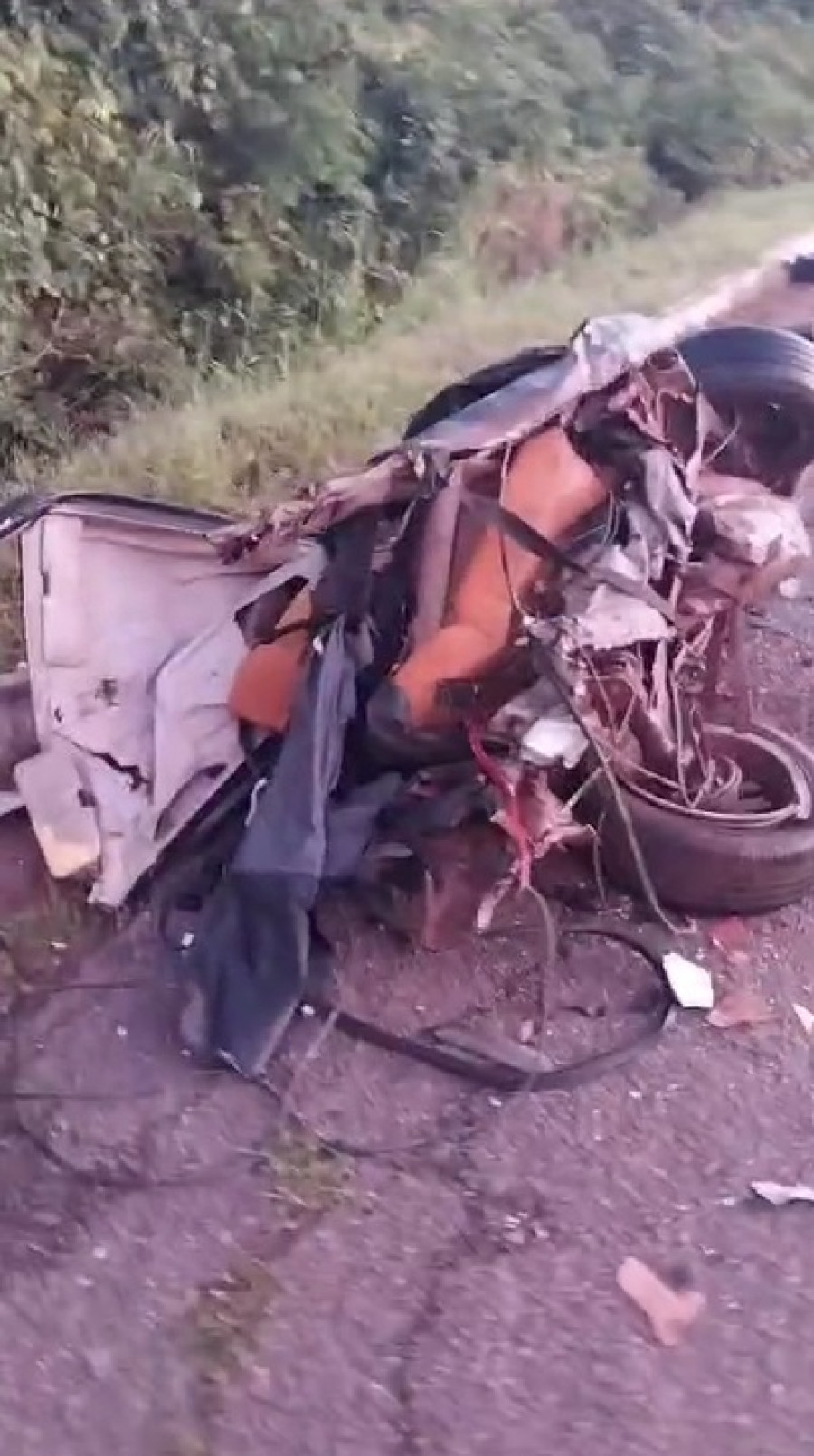 Carro da vítima ficou completamente destruído. Foto: Reprodução/Redes Sociais