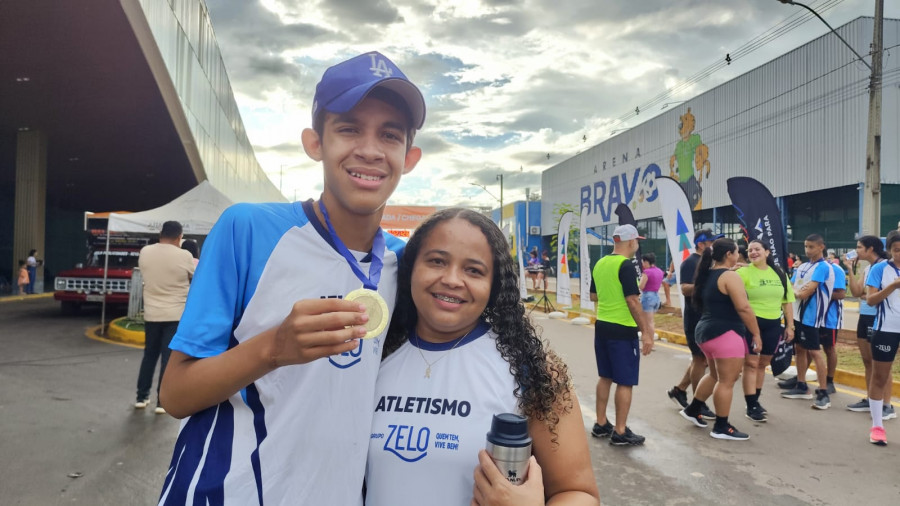 Aluno da APAE de Araguaína participou da corrida ao lado da mãe.