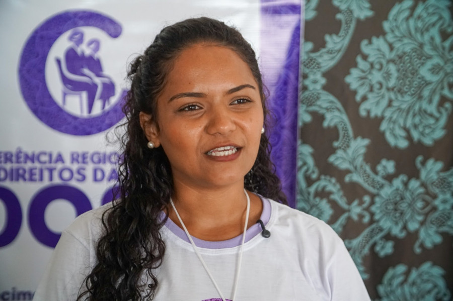 Juliana Rocha, orientadora social, compartilha a experiência enriquecedora da conferência para beneficiar os idosos de sua cidade.  Foto: Thiago Santos / Secom Araguaína.