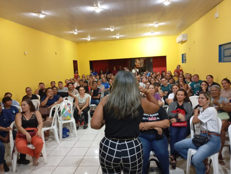 Assembleia dos profissionais da educação de Araguaína, onde foi aprovada a suspensão da greve após conquistas importantes com a gestão municipal. (Foto: Sintet/Divulgação)