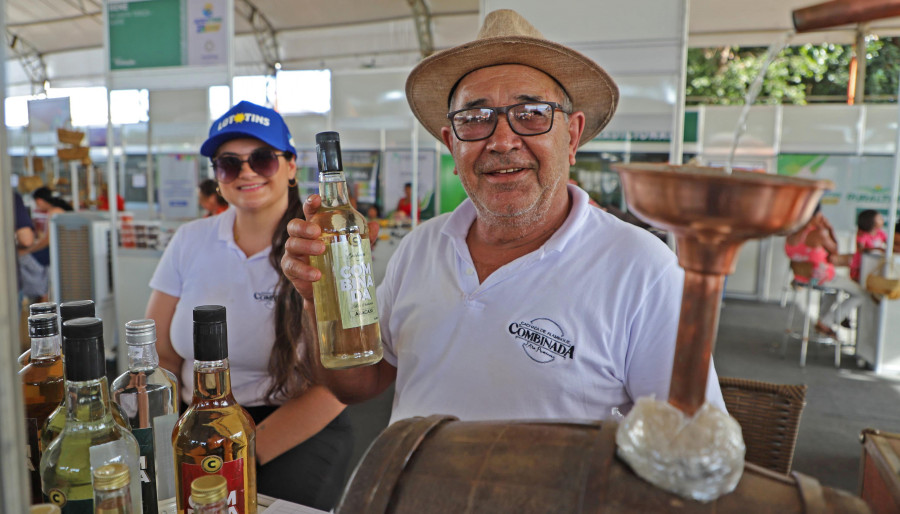 Rui Barbosa participa há 10 anos da feira com sua cachaça artesanal, feita com frutos do Cerrado | Foto: Aldemar Ribeiro/Governo do Tocantins]
