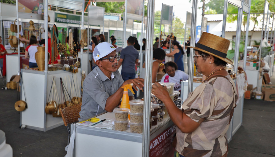 Zé Menininho leva produtos do Jalapão para a feira, como doce de buriti e farinha de jatobá | Foto: Aldemar Ribeiro/Governo do Tocantins]