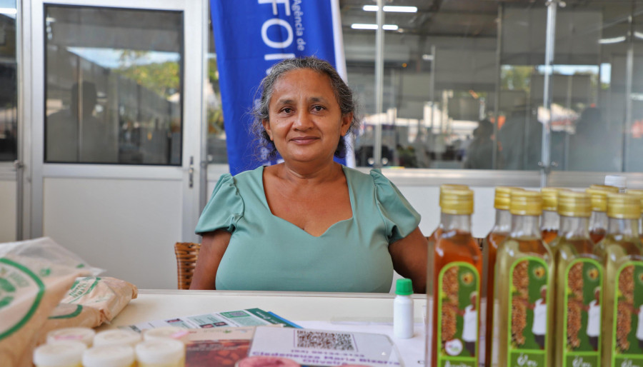 Maria de Sousa, quebradeira de coco, participa com produtos biodegradáveis do babaçu | Foto: Aldemar Ribeiro/Governo do Tocantins]