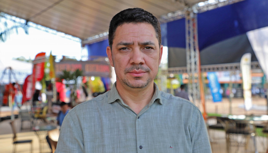 O vice-presidente da Adapec, Lenito Abreu, destaca as atividades realizadas no estande da Agência e a parceria com os produtores rurais | Foto: Aldemar Ribeiro/Governo do Tocantins]