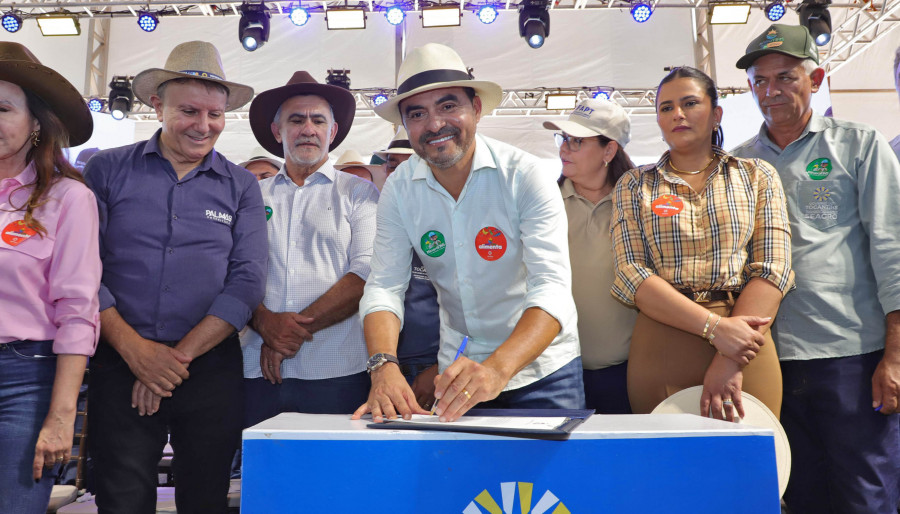  Governador Wanderlei Barbosa assina os decretos que instituem a Cidade do Automóvel e o Parque Tecnológico durante cerimônia na Agrotins 2025