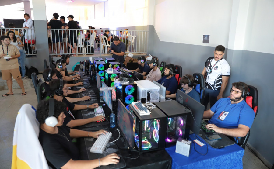 Disputa acirrada nos jogos eletrônicos: jogadores concentrados participaram das competições de eSports durante a 6ª edição da Stan Game Show, no Espaço Cultural de Araguaína.