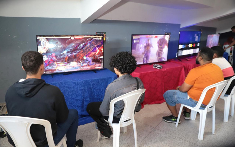 Arena gamer montada para disputas em equipe: participantes se enfrentaram em jogos 
