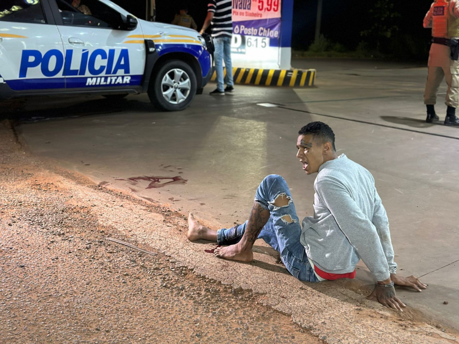  Suspeito foi atingido na perna e permaneceu no chão até a chegada do socorro.