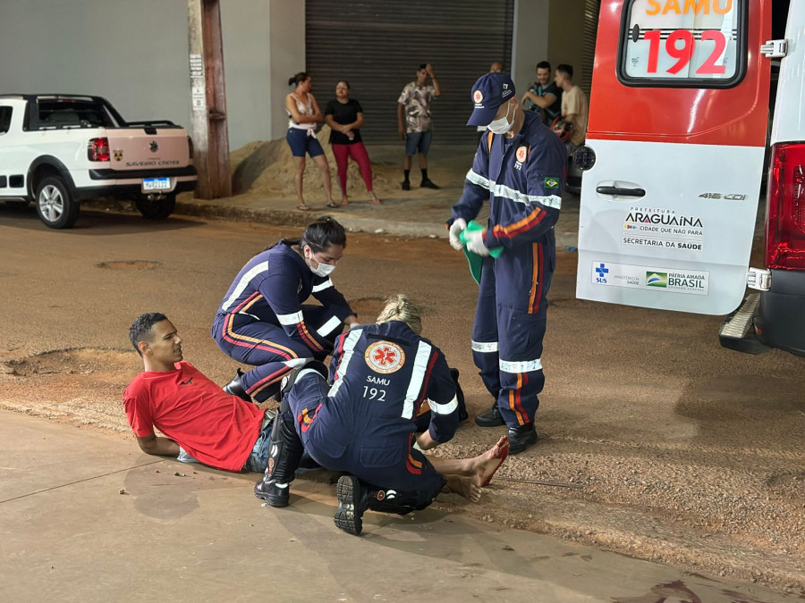 Suspeito sendo atendido por socorristas do SAMU no local do crime.